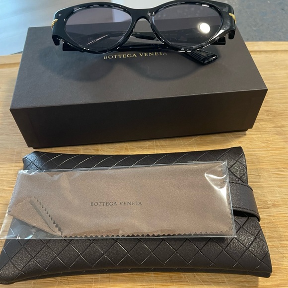 Bottega veneta black cat eye sunglasses NEW - Picture 1 of 9